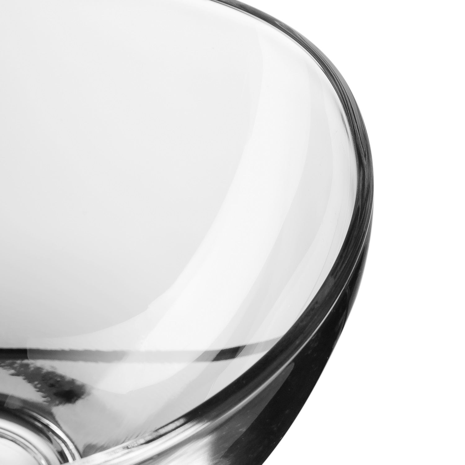Detailaufnahme einer klaren Glasserie, gewölbte Oberfläche und Rand des Produkts
