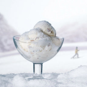 Schale auf Fuß LOOP mit Speiseeis in Winterlandschaft