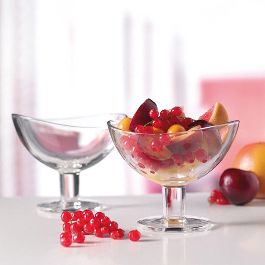 Schale auf Fuß LOOP mit Beeren und Früchten gefüllt, daneben leere Schale und lose Johannisbeeren
