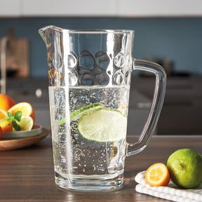 Glaskrug OPTIC 1 l mit Zitronenscheibe und Beeren auf Küchentisch