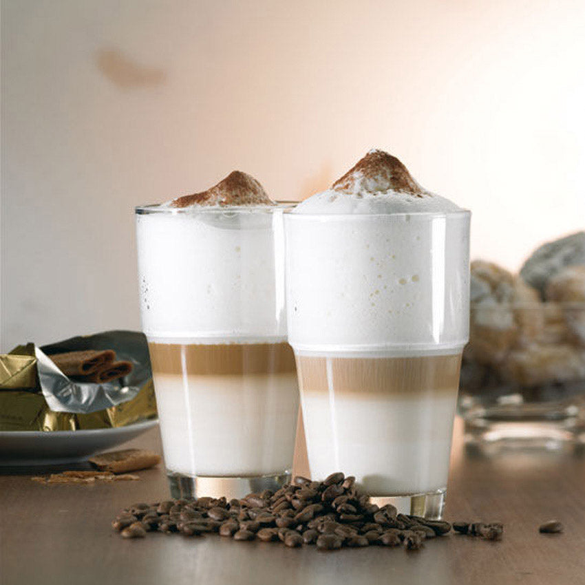 Zwei Gläser Becher 410 ml SOLO mit Milchkaffee, Kaffeebohnen und Dekoration