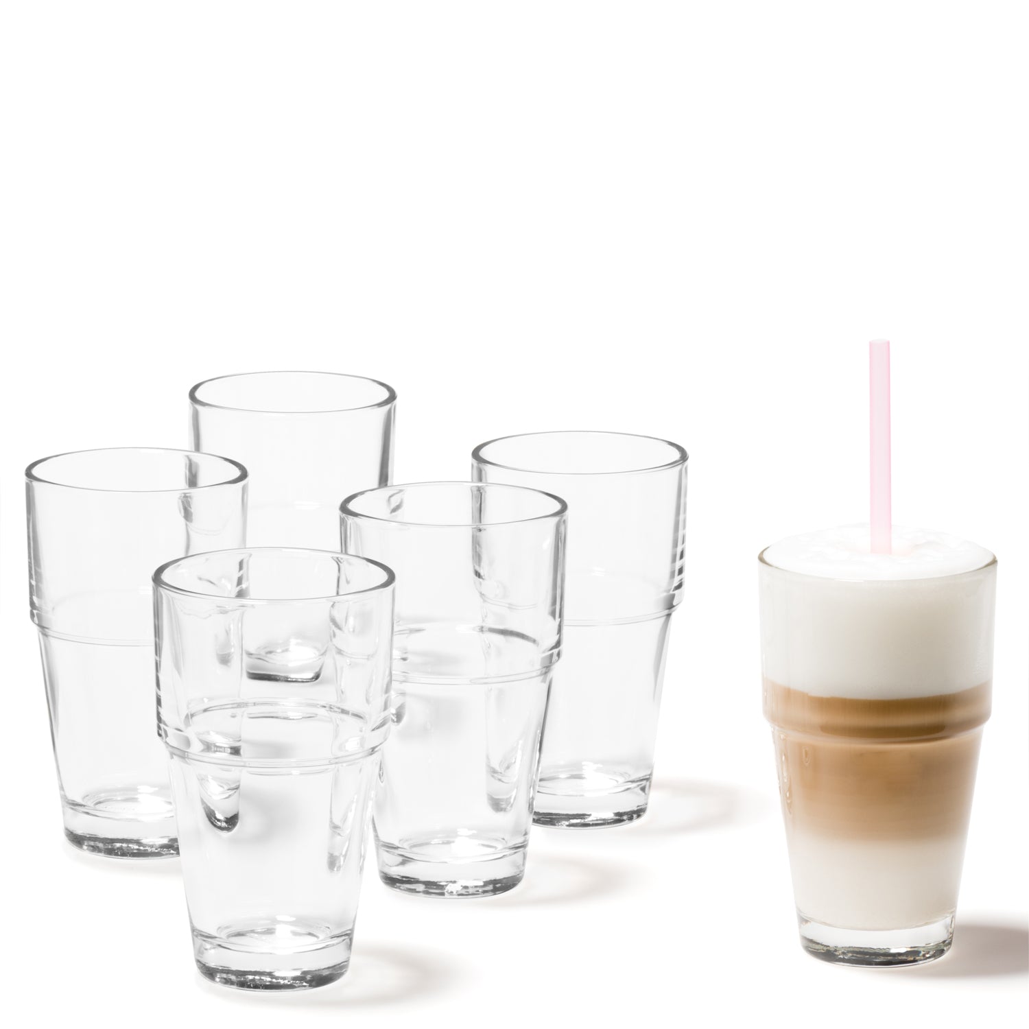 Becher 410 ml SOLO 6er-Set, daneben Glas mit Latte Macchiato und rosa Strohhalm