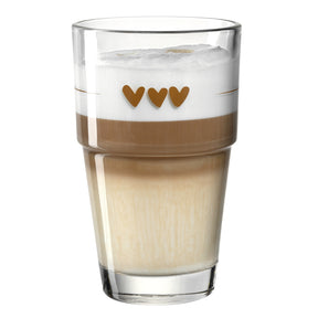 Becher SOLO mit Kaffee und Milchschaum, drei goldene Herzen im Design