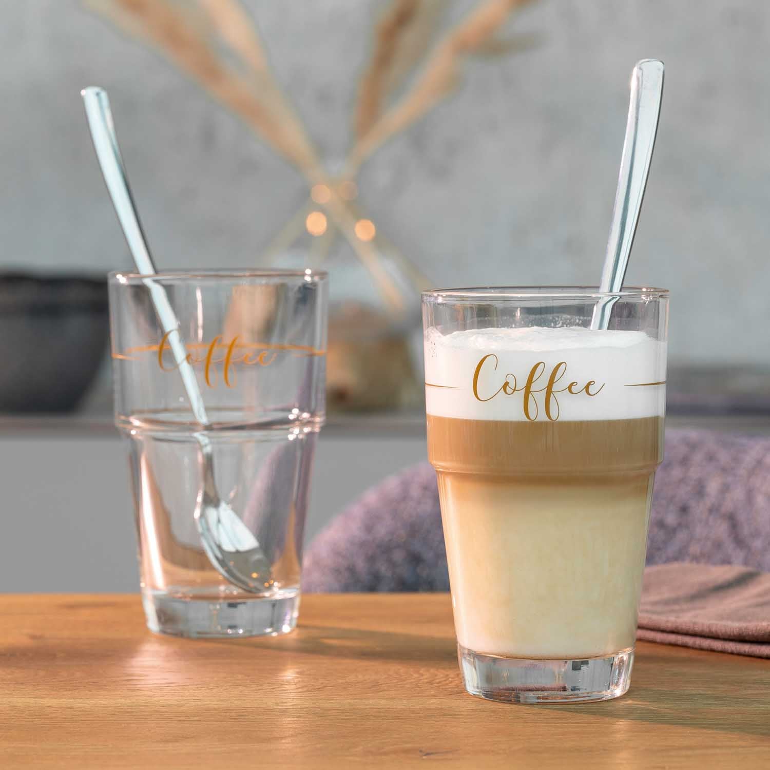 Becherset SOLO mit Kaffeegetränk und Wasser auf Holztisch