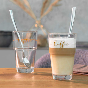 Becherset SOLO mit Kaffeegetränk und Wasser auf Holztisch