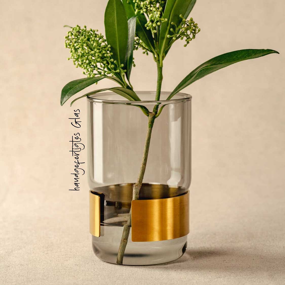 Vase SILENZIO mit grünen Blättern und Blütenständen, goldener und silberner Metallband