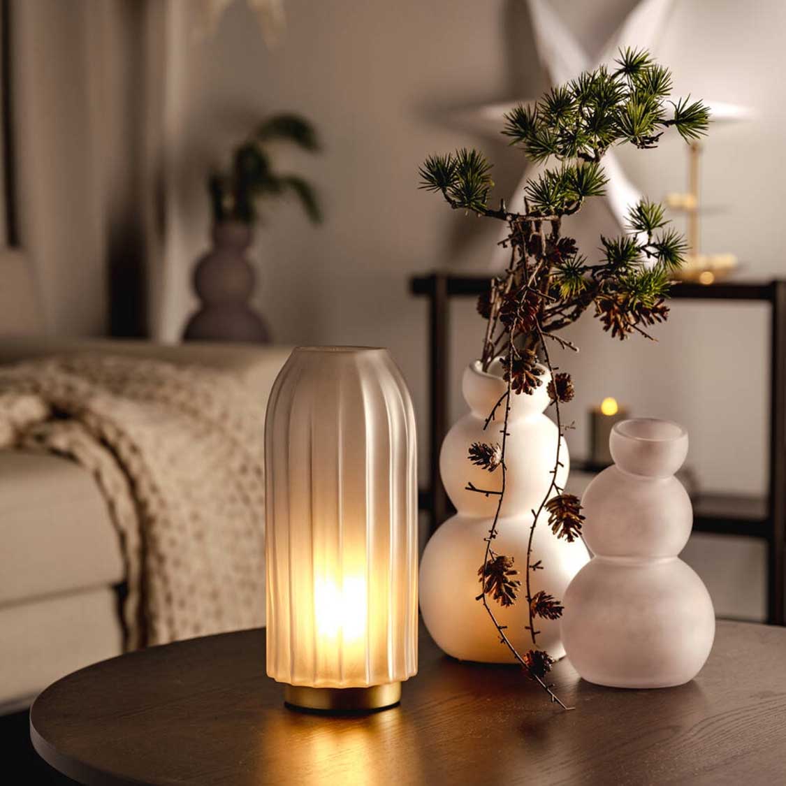 Keramikvase SILENZIO weiß auf Tisch mit Pflanze und Lampe in Wohnraum