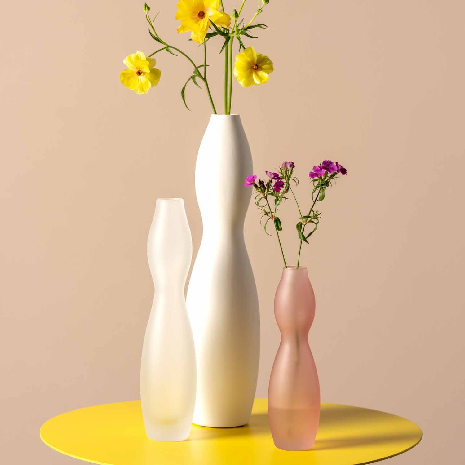 Vase VIVACE 25 cm satiniert rosé mit gelben und pinken Blumen auf gelbem Tisch