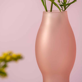 Vase VIVACE 25 cm satiniert rosé mit Gräsern, rosa Hintergrund
