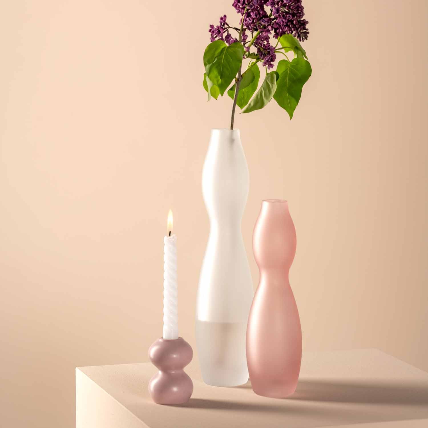 Vase VIVACE 25 cm rosé mit Blumenstillleben und Kerzen auf Podest