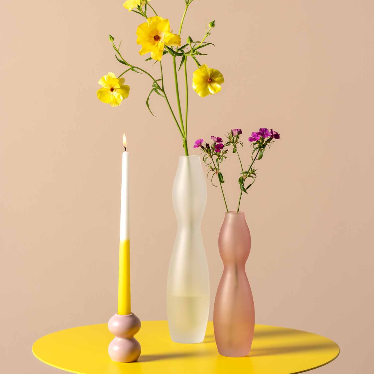 Vase VIVACE 34 cm satiniert mit gelben und magentafarbenen Blüten auf gelbem Tisch