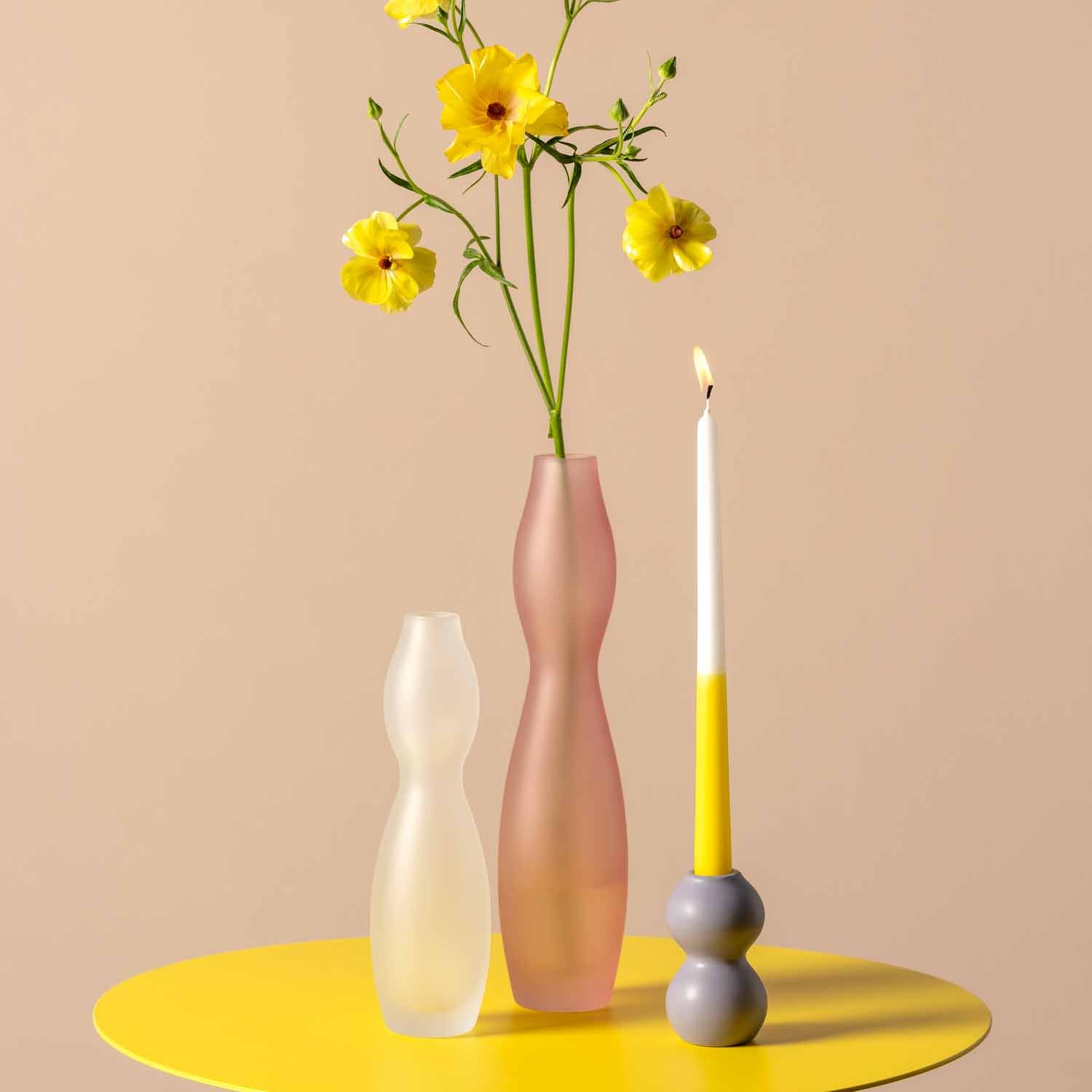 Vase VIVACE 34 cm satiniert rosé mit gelben Blüten auf gelbem Tisch