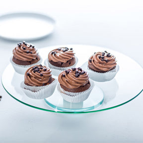 Tortenplatte TURN mit fünf Schokoladencupcakes mit Frosting und Streuseln