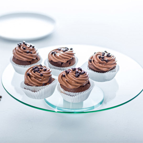 Tortenplatte TURN mit fünf Schokoladencupcakes mit Frosting und Streuseln
