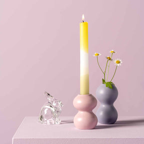 Keramikleuchter VIVACE rosé mit gelber Kerze, Kristallfigur und Blumenvase auf rosa Untergrund