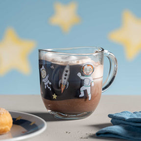 Tasse BAMBINI AVVENTURA mit Weltall-Motiven vor blauem Himmel mit Sternen