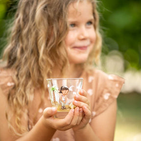 Maedchen haelt Trinkglas BAMBINI AVVENTURA mit Dino-Motiv im Freien