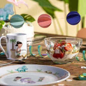 Schale BAMBINI AVVENTURA mit Erdbeeren auf gedecktem Kindertisch