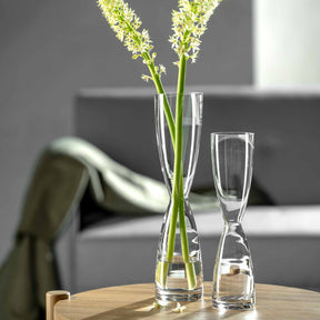 Solifleurvase DIABOLO mit grünen Blütenstängeln auf Holztisch in Wohnzimmer