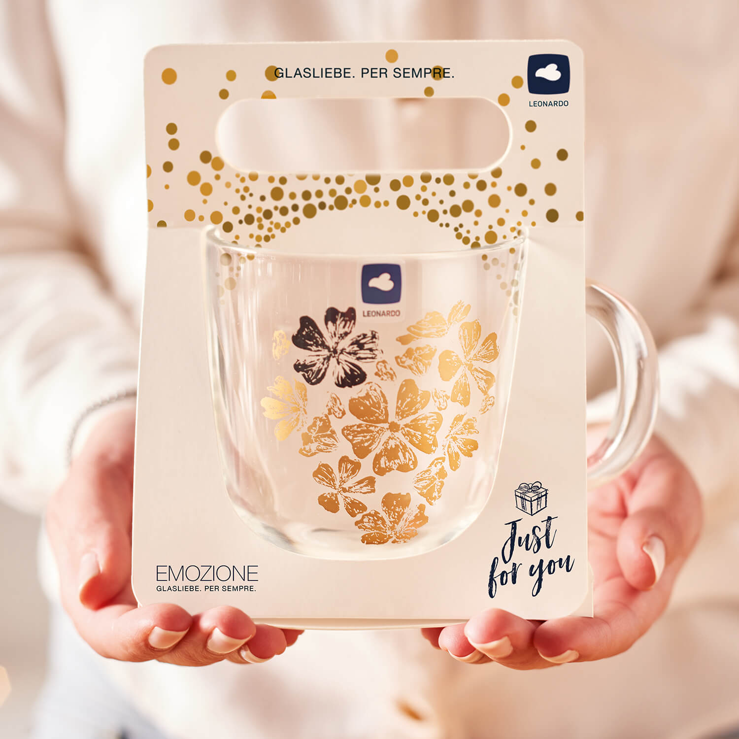 Tasse EMOZIONE 400 ml Blumenherz in Verpackung, von Händen gehalten