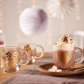 Tasse EMOZIONE mit Herzfingerabdruck-Motiv auf gedecktem Tisch mit Dekoration