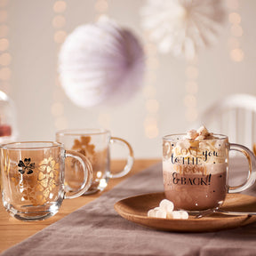 Tasse EMOZIONE mit "Love you to the moon and back" Gravur auf festlich gedecktem Tisch