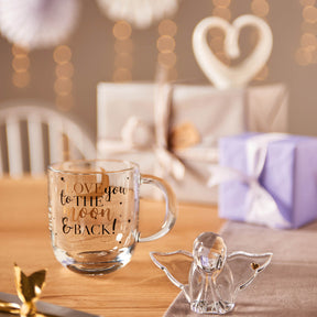 Tasse EMOZIONE mit Gravur auf gedecktem Tisch mit Dekoration