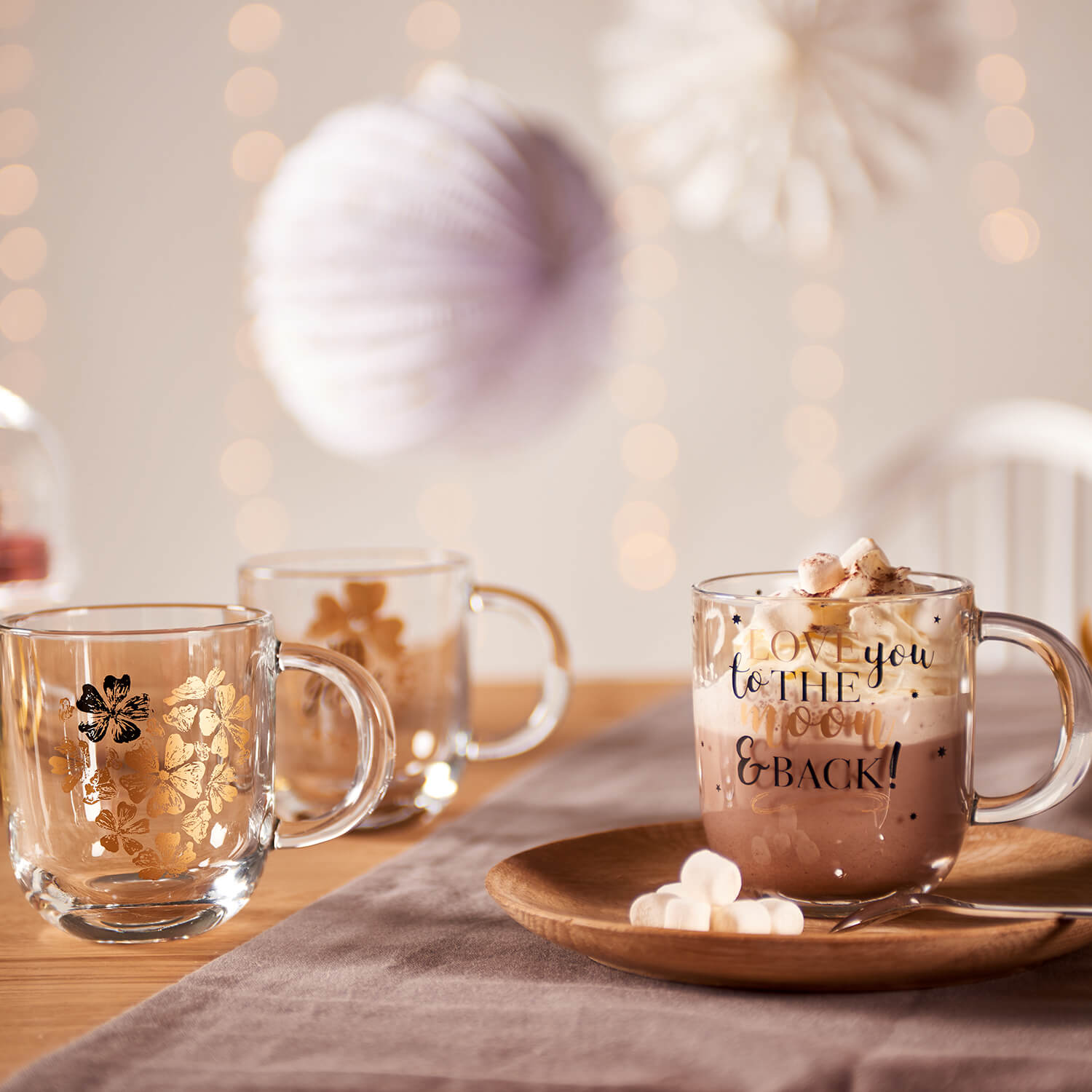 Tasse EMOZIONE mit Gravur auf dekoriertem Tisch, Weihnachtsatmosphäre