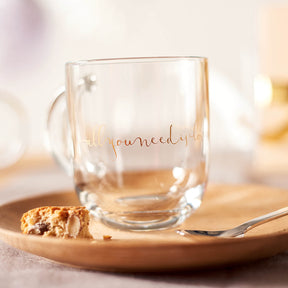 Glastasse EMOZIONE mit goldener Gravur "all you need is love" auf Holztablett mit Gebäck