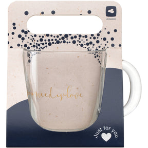 Tasse EMOZIONE mit goldfarbener Gravur "all you need is love" in Produktverpackung