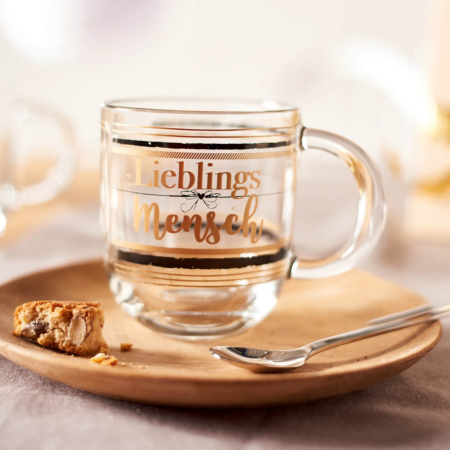 Glastasse mit Gravur "Lieblingsmensch" auf Holztablett mit Löffel und Gebäck