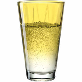Trinkglas TWIST mit gelblicher Limonade gefüllt, Blasen sichtbar