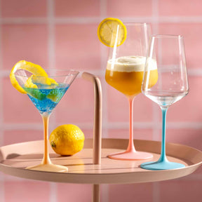 Kelchglas BRERA mit farbigen Gläsern, Cocktails und Zitrone auf Tablett