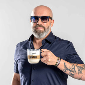 Mann mit Sonnenbrille hält Glastasse UFFICIO mit Gravur "good MORNING