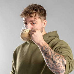 Mann trinkt aus Tasse UFFICIO 400 ml SMILE, olivgrüner Pullover