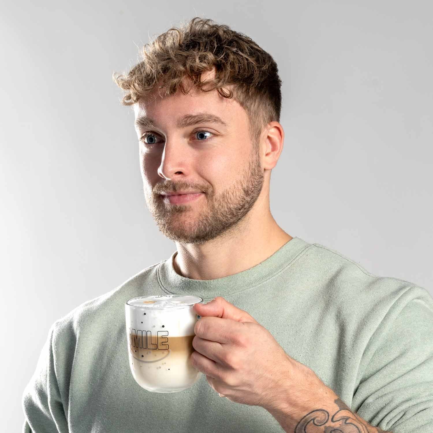 Mann mit Glasstasse UFFICIO 400 ml SMILE gefüllt mit Kaffee