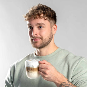 Mann mit Glasstasse UFFICIO 400 ml SMILE gefüllt mit Kaffee