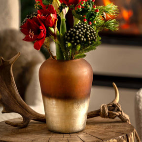 Vase CAPANNA mit roten Blüten und Beerendekor auf Holzstumpf mit Hirschgeweihen