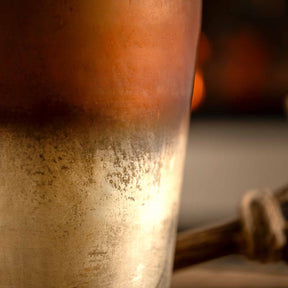 Vase 27 cm burgund CAPANNA, Detailausschnitt Oberfläche und Rand mit Licht