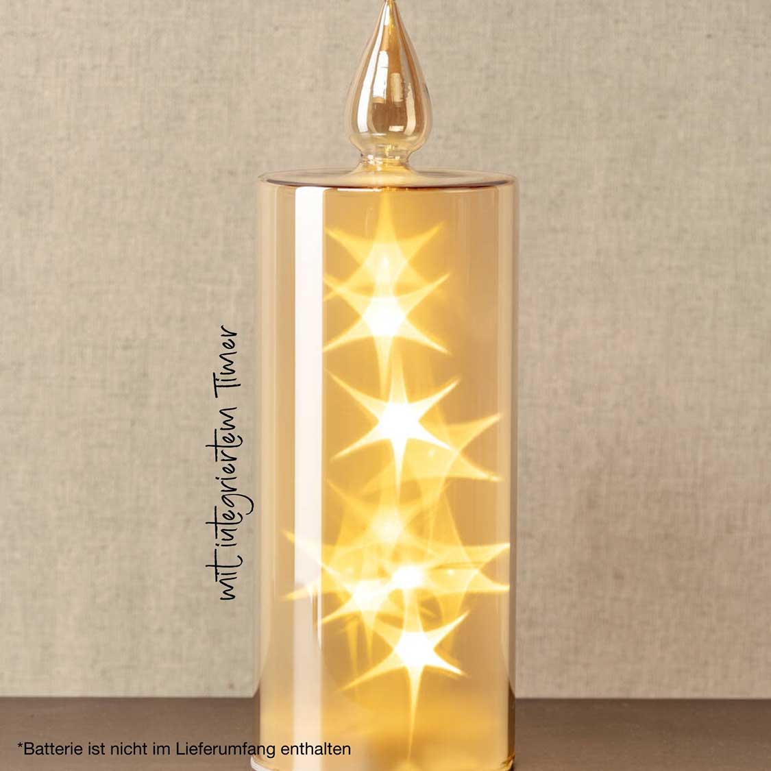 LED Kerze CAPANNA 27 cm gold mit leuchtenden Sternen, vor beigem Hintergrund