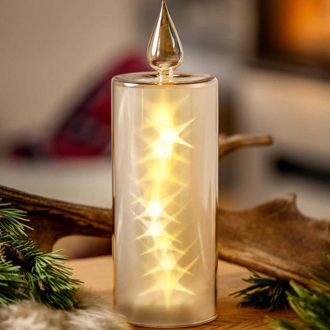 LED Kerze CAPANNA mit leuchtenden Sternen, Holzdekor und Tannenzweigen