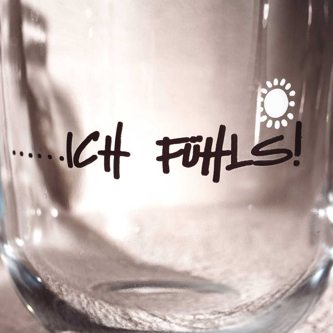 Glasbecher mit Gravur „…ich fühls!" und Sonne, seitliche Nahaufnahme