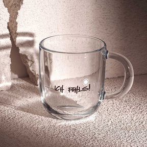 Glastasse EMOZIONE mit Gravur "…ich fühls!" auf heller Oberfläche