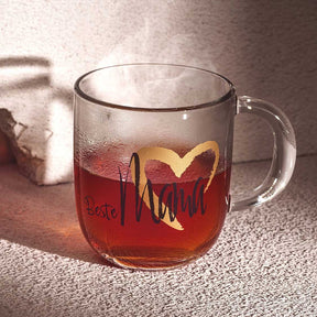 Glastasse EMOZIONE mit rotem Teeinhalt, Gravur "Beste Mama" mit Herz, Sonnenlicht
