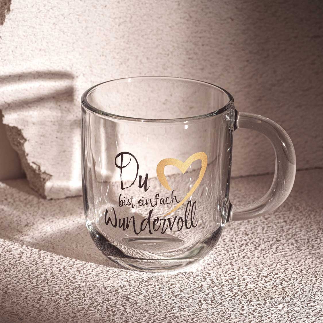 Glastasse mit Gravur "Du bist einfach wundervoll", Henkel, auf Betonuntergrund