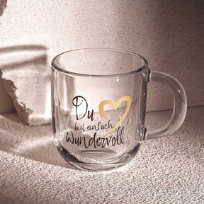 Glastasse mit Gravur "Du bist einfach wundervoll", Henkel, auf Betonuntergrund