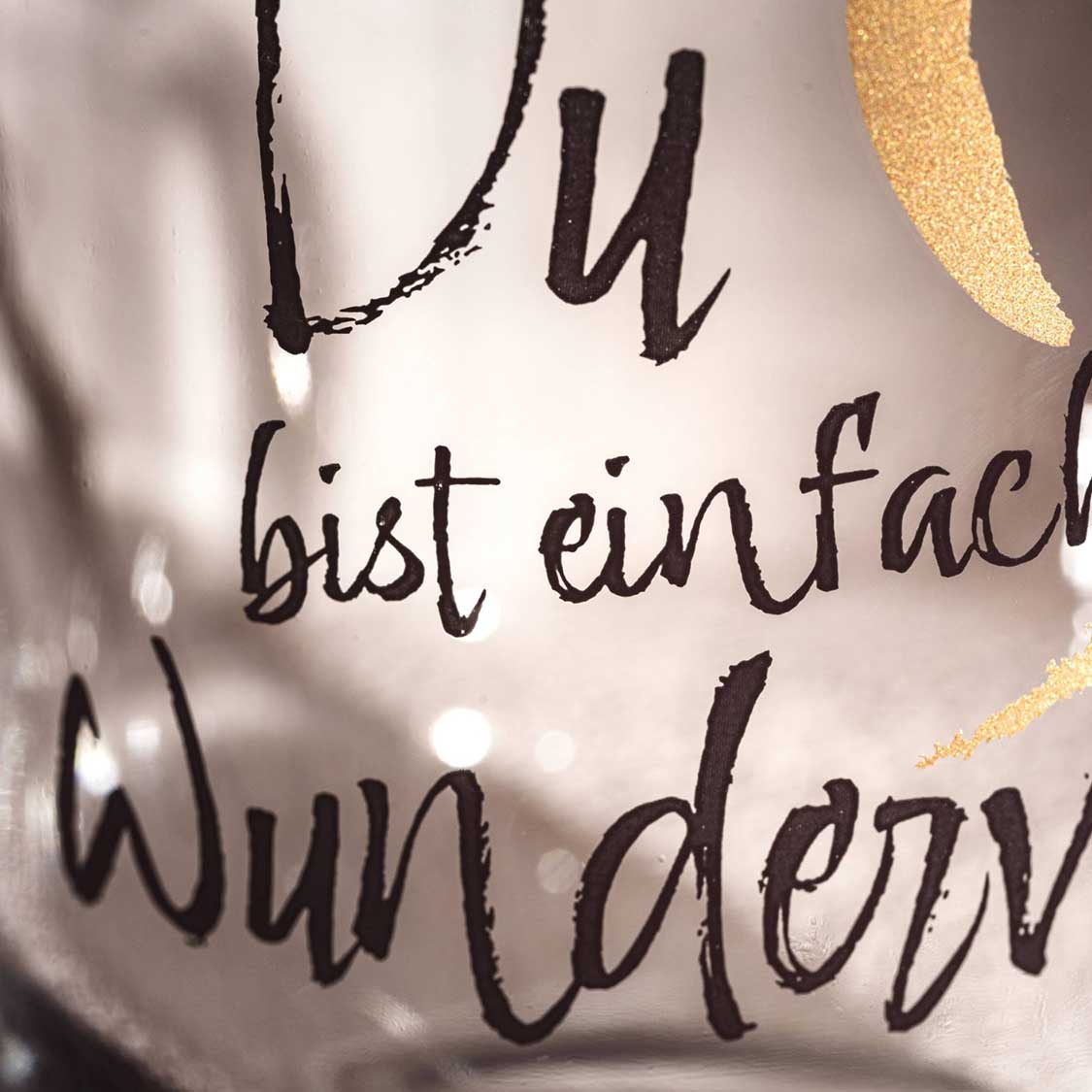 Tasse mit Gravur "Du bist einfach wundersvoll" und goldenen Elementen