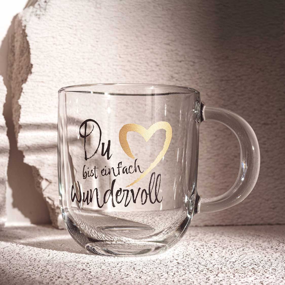 Glastasse mit Gravur "Du bist einfach wundervoll" und goldenem Herz, Nahaufnahme