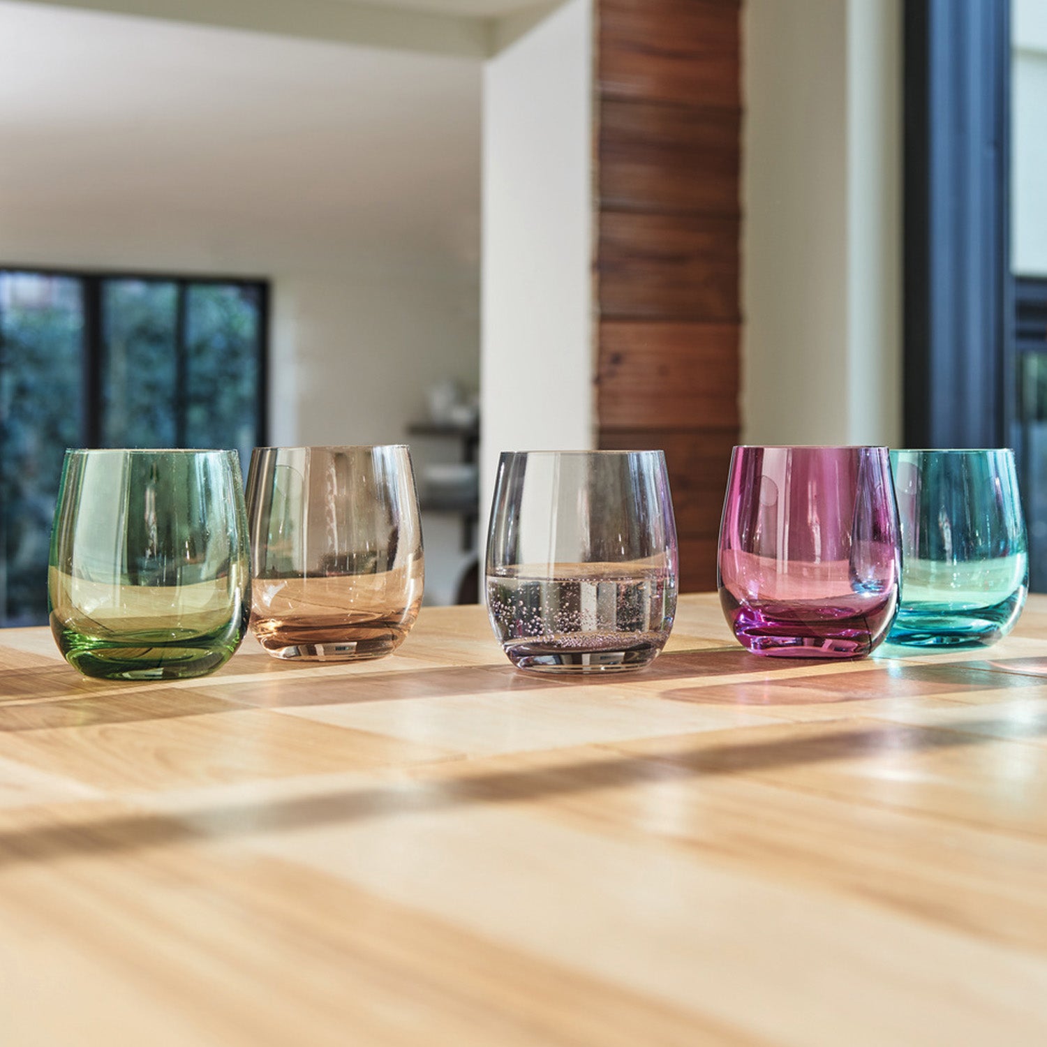 Trinkglas SORA 360 ml 6er-Set in verschiedenen Farben auf Holztisch