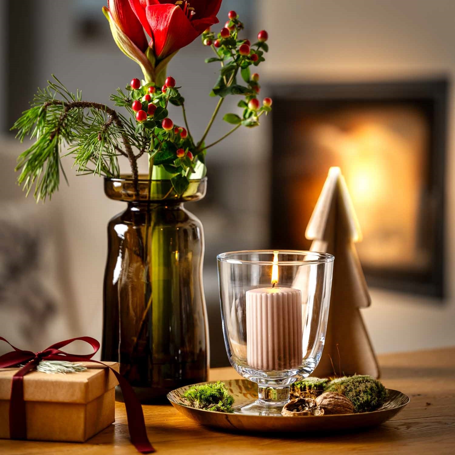 Windlicht CAPANNA auf Tisch in Wohnraum mit Blumenvase und Geschenk